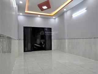 Sát mặt đường lê lợi. thị trấn hóc môn, dt, 68m, ngang 4m dài 17m 2pn, sổ hồng riêng, đã hoàn công