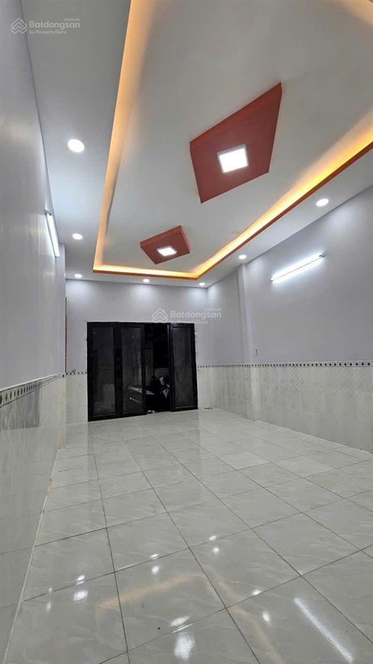 Sát mặt đường lê lợi. thị trấn hóc môn, dt, 68m, ngang 4m dài 17m 2pn, sổ hồng riêng, đã hoàn công