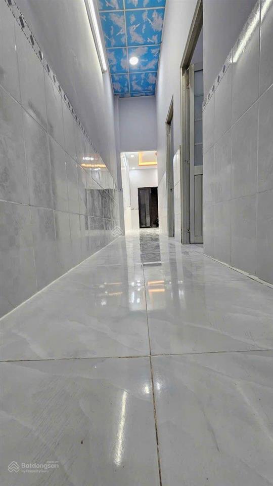 Sát mặt đường lê lợi. thị trấn hóc môn, dt, 68m, ngang 4m dài 17m 2pn, sổ hồng riêng, đã hoàn công