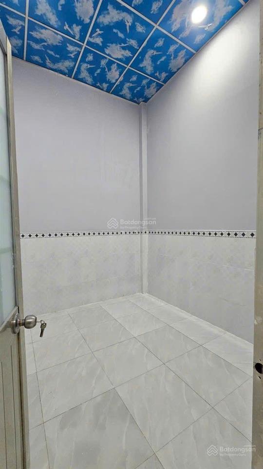 Sát mặt đường lê lợi. thị trấn hóc môn, dt, 68m, ngang 4m dài 17m 2pn, sổ hồng riêng, đã hoàn công