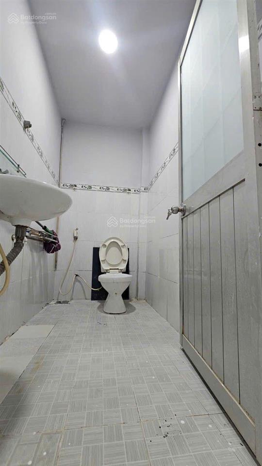 Sát mặt đường lê lợi. thị trấn hóc môn, dt, 68m, ngang 4m dài 17m 2pn, sổ hồng riêng, đã hoàn công