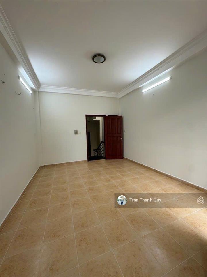 Mặt tiền kinh doanh, ngay chợ hạnh thông tây, 4 tầng đường 12m, giá chỉ 9.8 tỷ