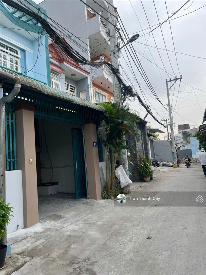 Nhà 2 tầng, diện tích 90m2, ngang 5x18 hẽm 6m, thông tứ phía gần chợ hóc môn, giá 4.75 tỷ