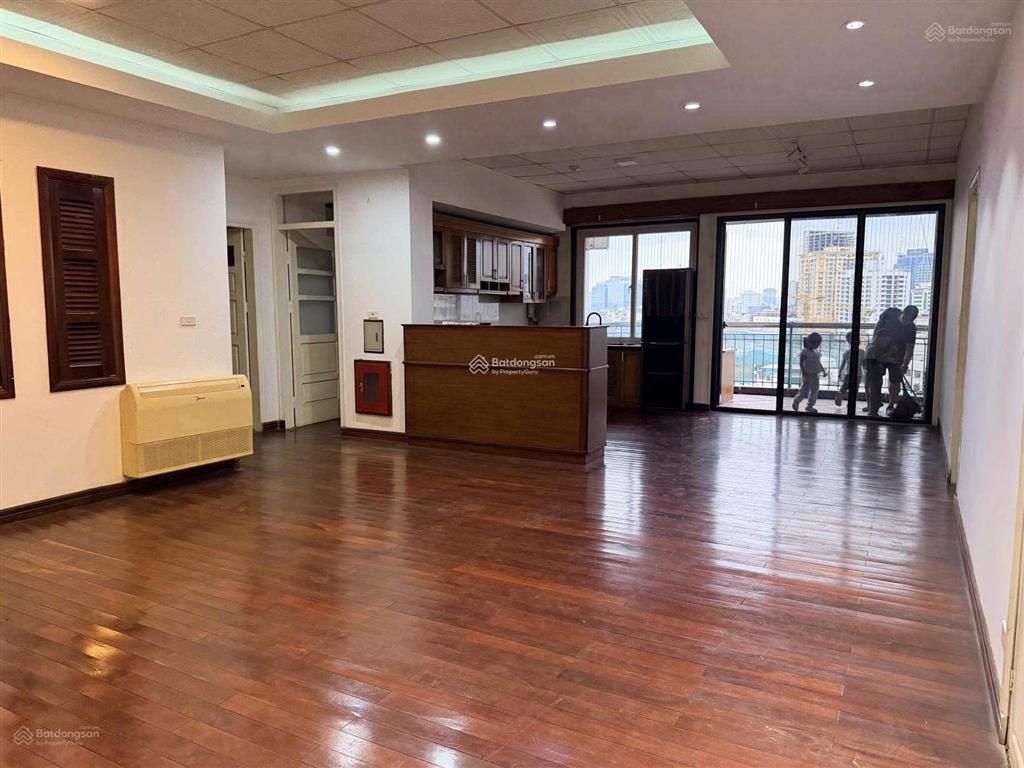 Cho thuê nr 8pn, 4wc, 50m2, 28 triệu vnd tại phố chùa láng, có thang máy, oto đỗ cửa.  0356 380 ***