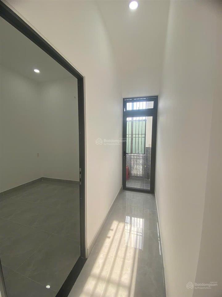 Hóc môn  ngay chợ đông thạnh, đi bộ chỉ 30m, ô tô đậu cửa  chỉ 4,2 tỷ còn thương lượng