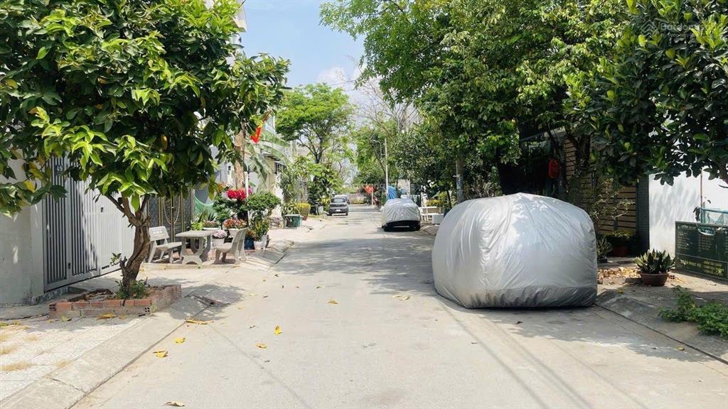 Đường ô tô 8m  nhà phố 3 tầng sát vinhomes q9 chỉ hơn 4t