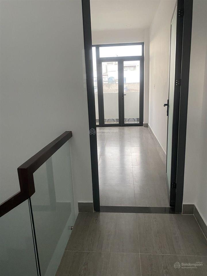 Đừng xem căn nhà này kẻo mê luôn ! nhà đẹp 3 tầng 4pn , quá bình yên ngay sát vinhomes q9