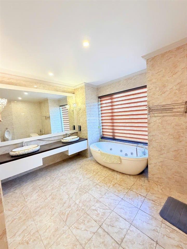 Hiếm  360m2 vị trí vàng  phước long thủ đức tặng biệt thự + hầm, thang máy nội thất siêu xịn