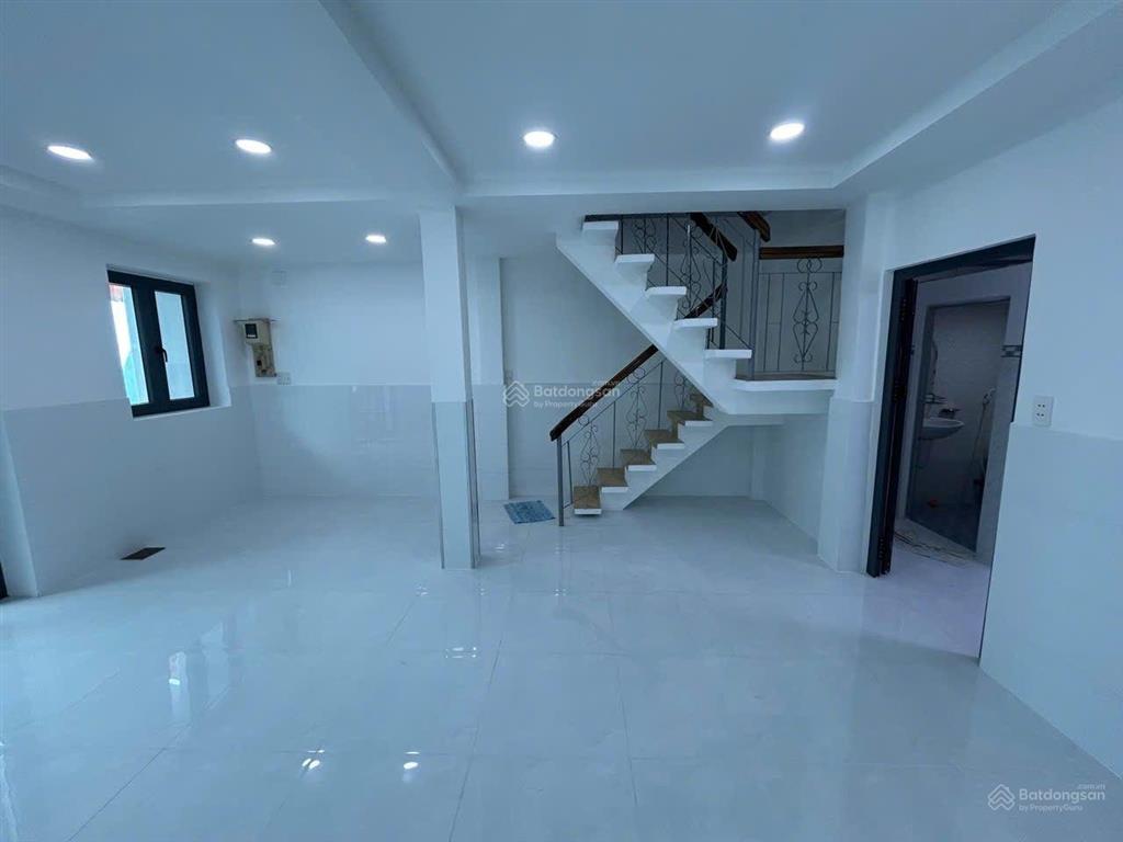 Cần gấp, nhượng lại nhà đẹp vị trí lõi thủ đức chỉ 4 tỷ, dt 50m2 ngang 5,3m, sát phạm văn đồng