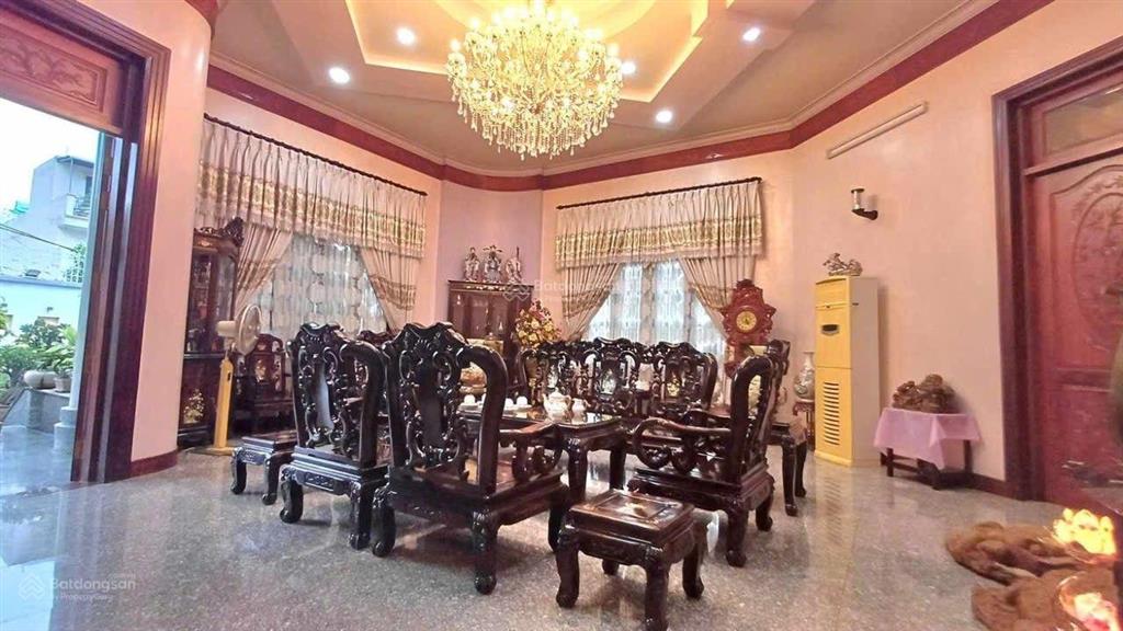 Tính giá đất thì lời căn biệt thự đẳng cấp 1050m2, có hồ bơi, mặt tiền trung tâm phước long a q9 cũ