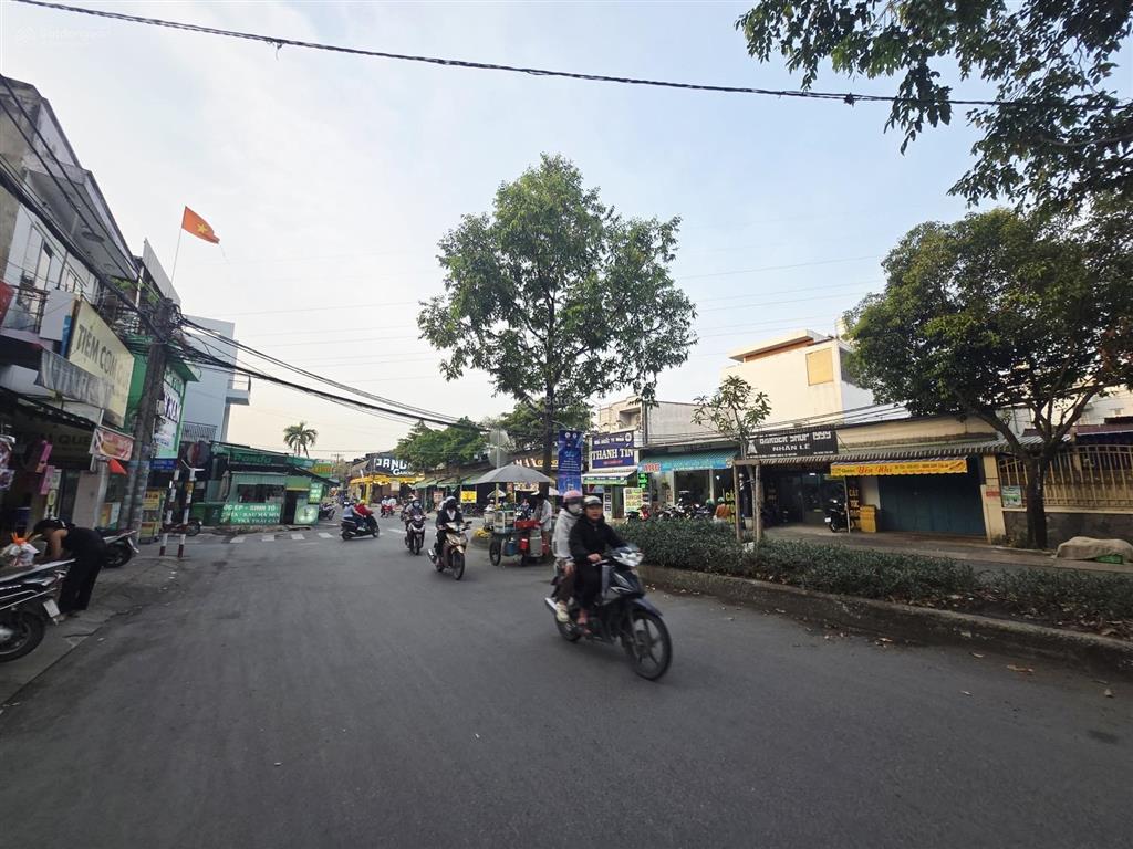 Chỉ nhỉnh 9 tỷ  102m2 (cn 85m ngang 4,6m) 3 tầng  vừa ở vừa kd ngay metro bình thái phước long b