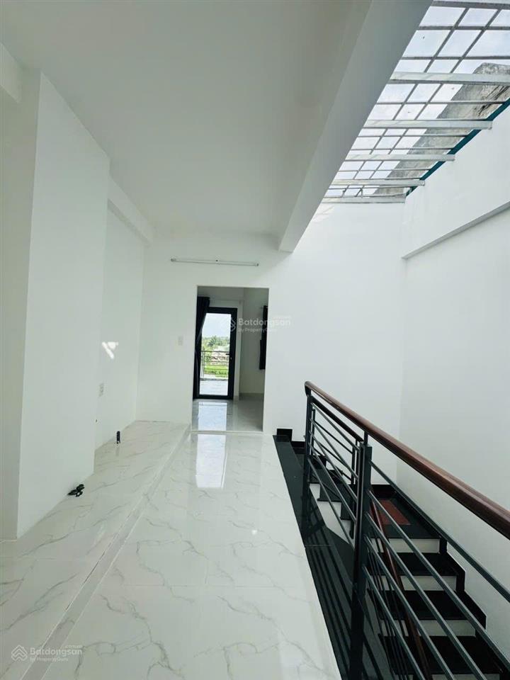 Võ văn hát  long trường  nhà mới keng  3 tầng 54m2 (4 x13.5)  hẻm xe hơi  giá 5,2 tỷ