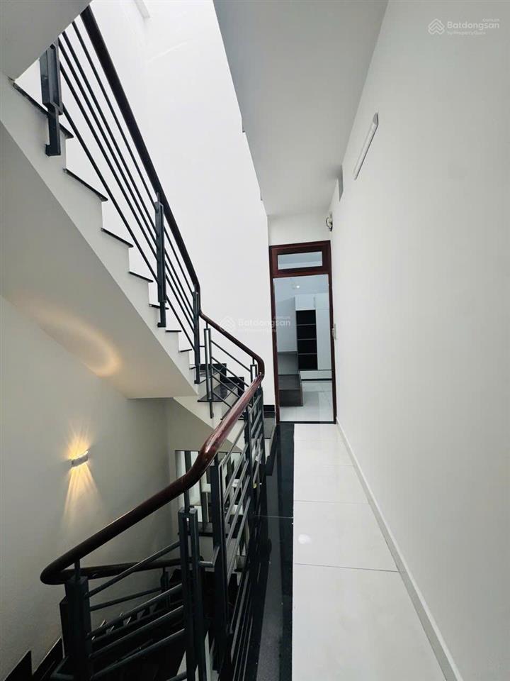 Võ văn hát  long trường  nhà mới keng  3 tầng 54m2 (4 x13.5)  hẻm xe hơi  giá 5,2 tỷ