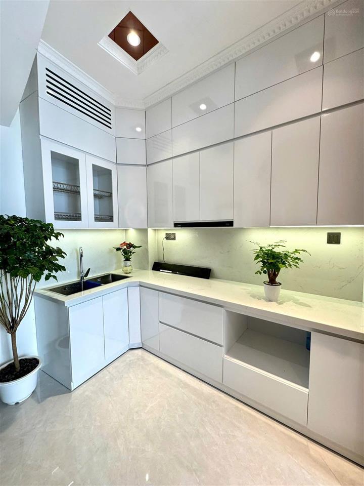 Bán nhà phố đặng tiến đông. ngõ to thông, 10m ra mặt phố, dt 39m2 5tầng mặt tiền 3.8m full nội thất
