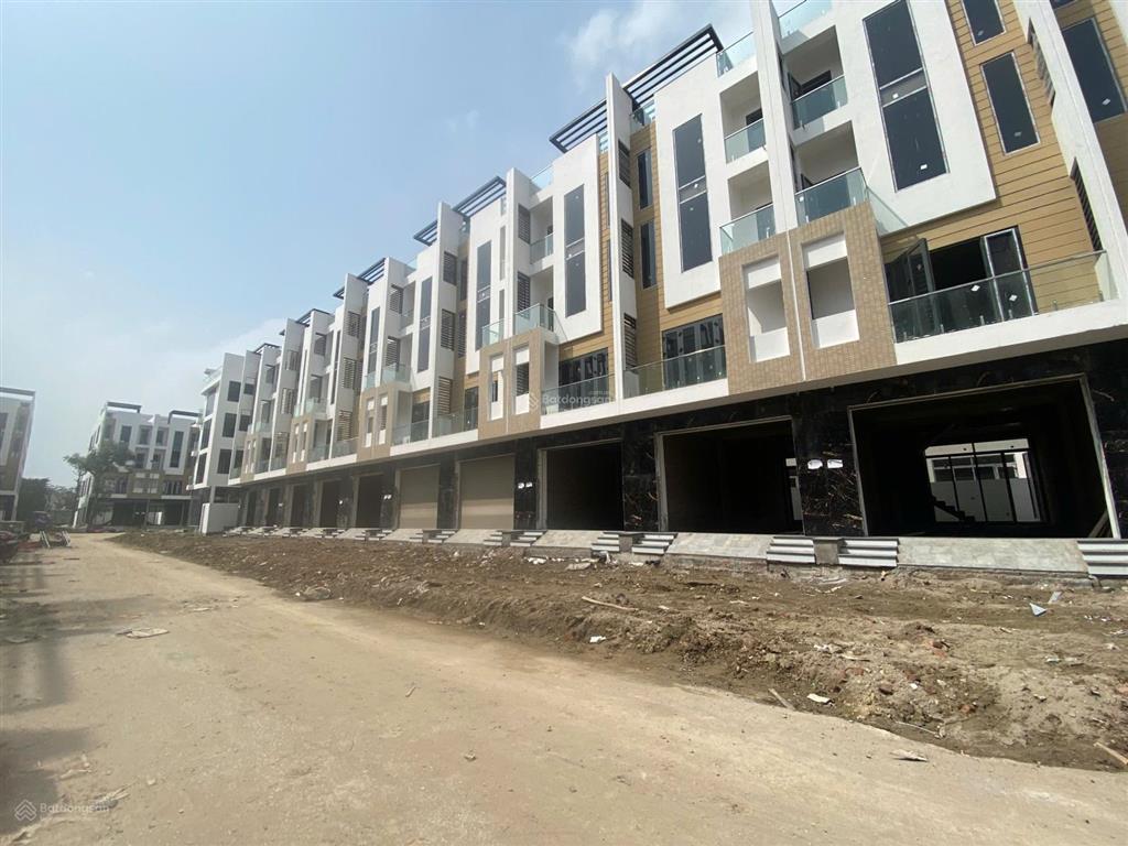 Bán nhà liền kề 100m2, giá 14 tỷ , cách hồ 150m, gần khu liên hiệp thể thao