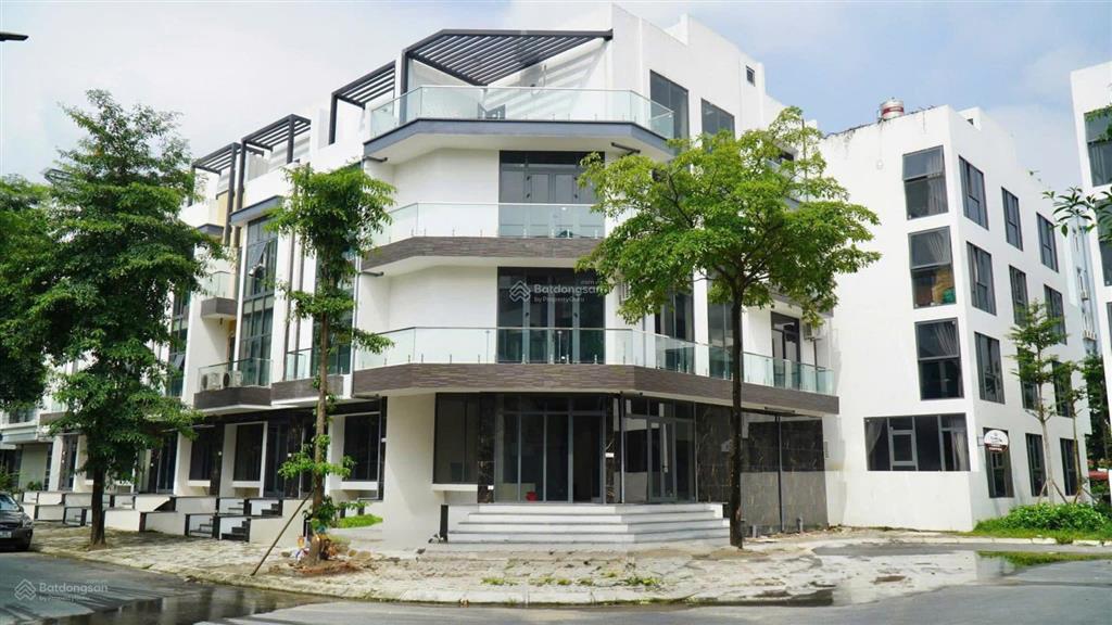 Bán liền kề góc 2 mặt thoáng giá 11 tỷ , nhiều ánh sáng gần hồ điều hòa và chung cư