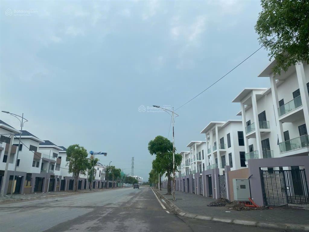 Cho thuê căn biệt thự 300m2, 3,5 tầng, giá 12 triệu/ tháng