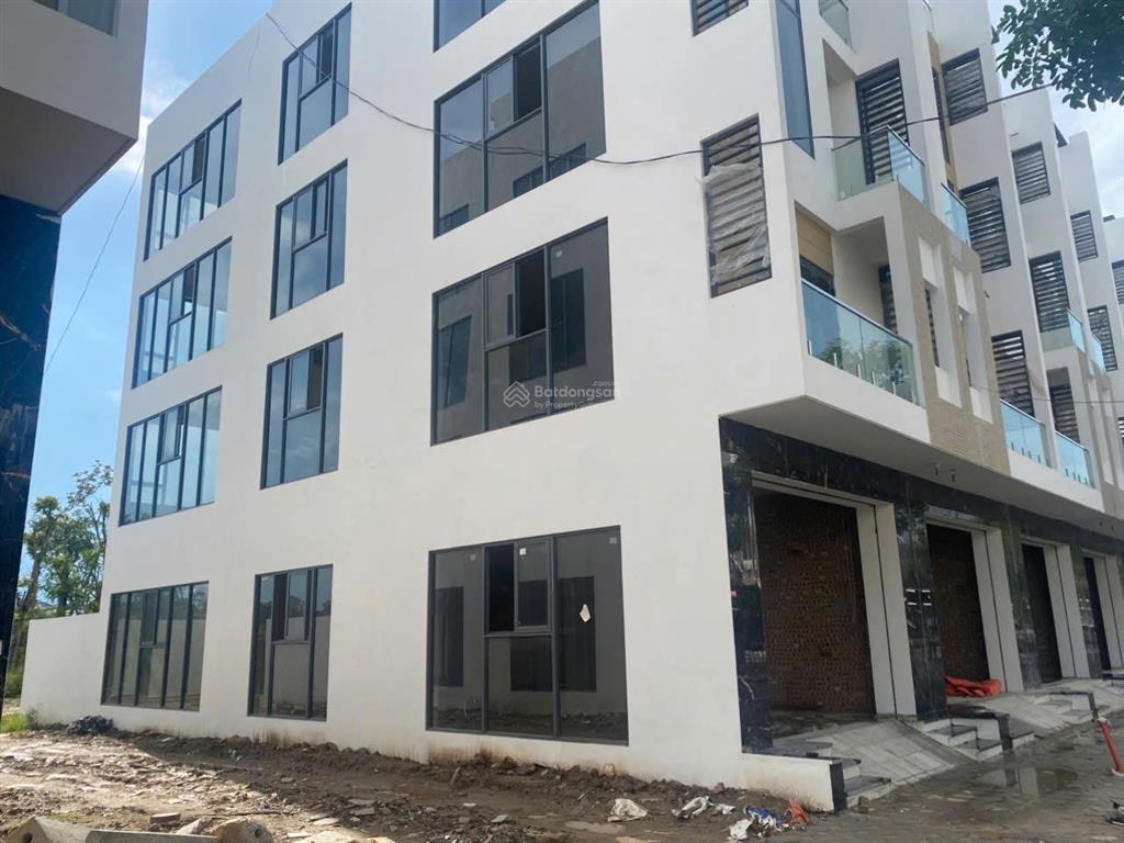 Bán nhà liền kề xẻ khe 2 mặt thoáng có vườn hoa cây xanh bên cạnh.
