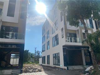 Bán nhà liền kề xẻ khe 2 mặt thoáng có vườn hoa cây xanh bên cạnh.