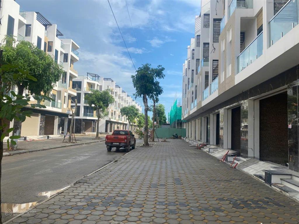 Bán nhà liền kề xẻ khe 2 mặt thoáng có vườn hoa cây xanh bên cạnh.