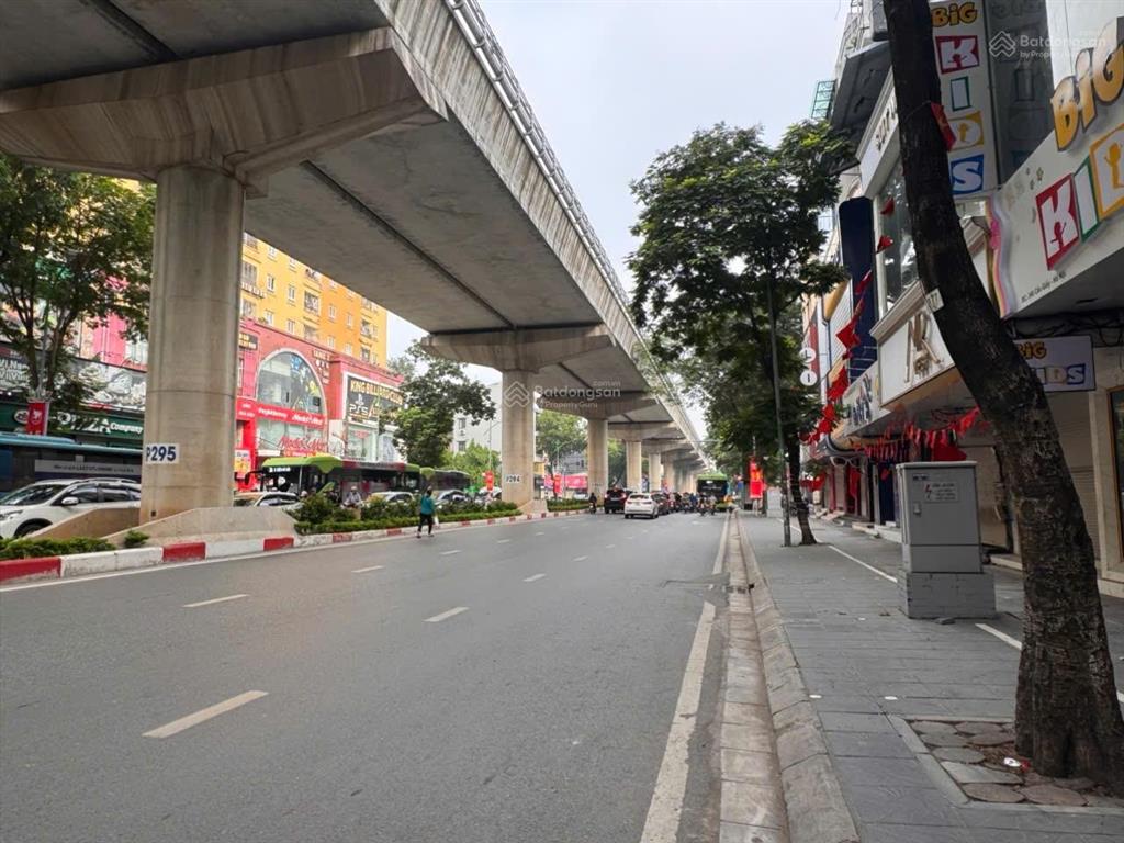 Tòa building 8 tầng mặt phố cầu giấy  2 mặt ô tô tránh  doanh thu 1.8 tỷ/năm  vỉa hè cực rộng