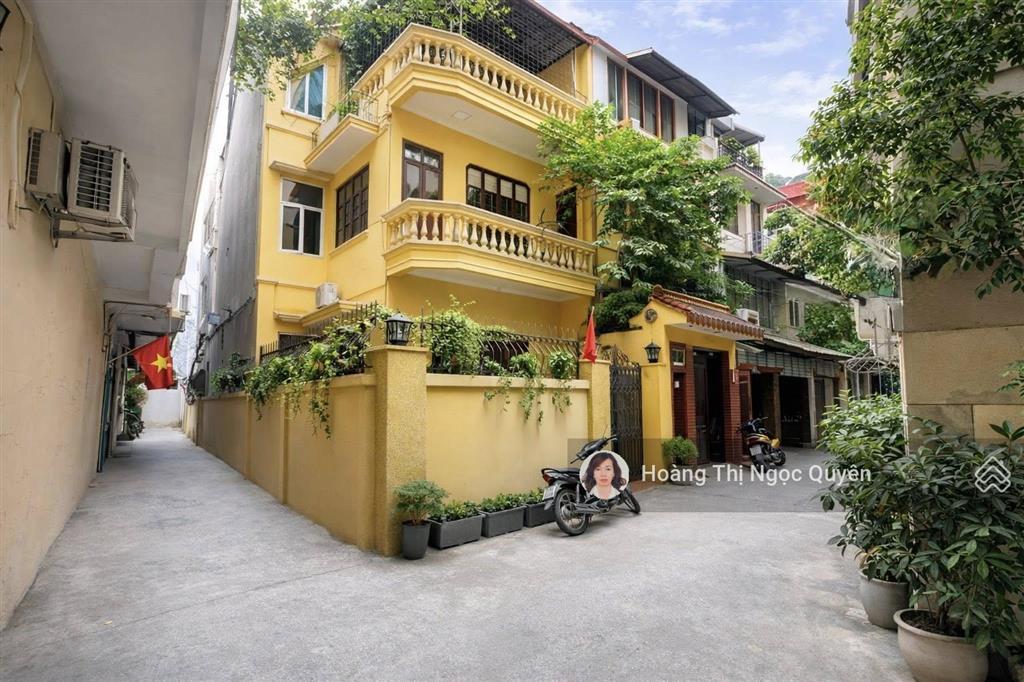 Gia đình cần bán gấp nhà võ thị sáu dt 120m x 5t, ô tô tránh, lô góc, ngõ thông, vỉa hè, ~35 tỷ