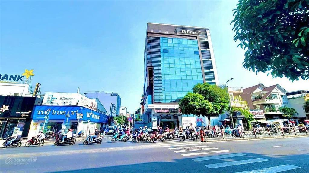 Bố tôi cần bán gấp nhà phan đăng lưu, pn  dt 7x33m  c4  ctxd hầm 7 tầng  giá 35 tỷ