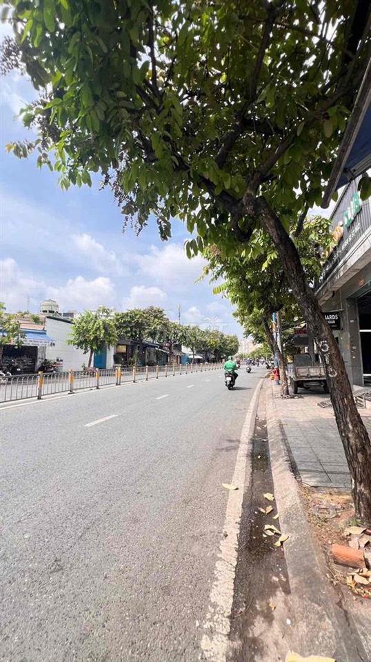 Nhà 1 trệt 2 lầu mặt tiền Kênh Tân Hoá, cách Đầm Sen chỉ 300m