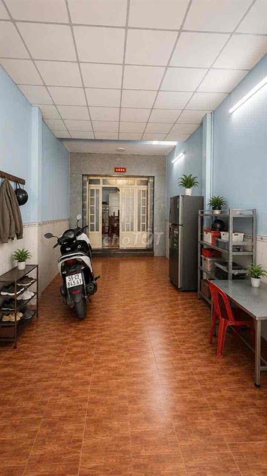 Nhà 1 trệt 2 lầu mặt tiền Kênh Tân Hoá, cách Đầm Sen chỉ 300m