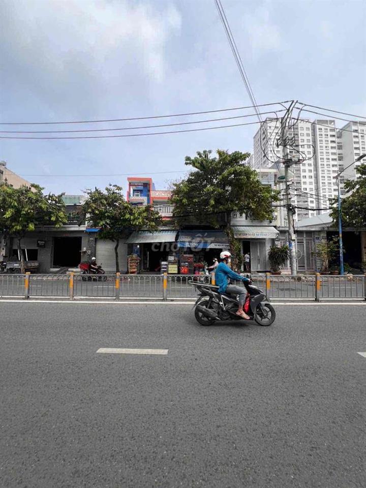 Nhà 1 trệt 2 lầu mặt tiền Kênh Tân Hoá, cách Đầm Sen chỉ 300m