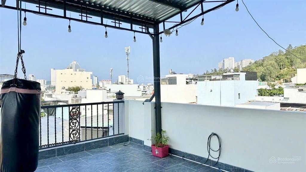 Bán nhà đẹp gần biển hòn chồng  ngang 7m cực hiếm  xách vali vào ở ngay