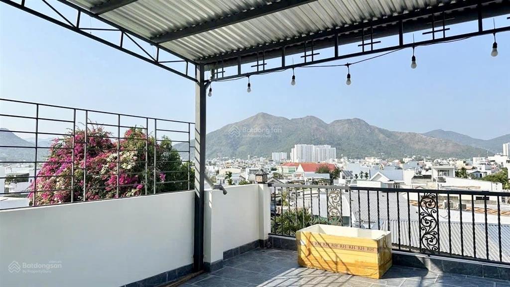 Bán nhà đẹp gần biển hòn chồng  ngang 7m cực hiếm  xách vali vào ở ngay