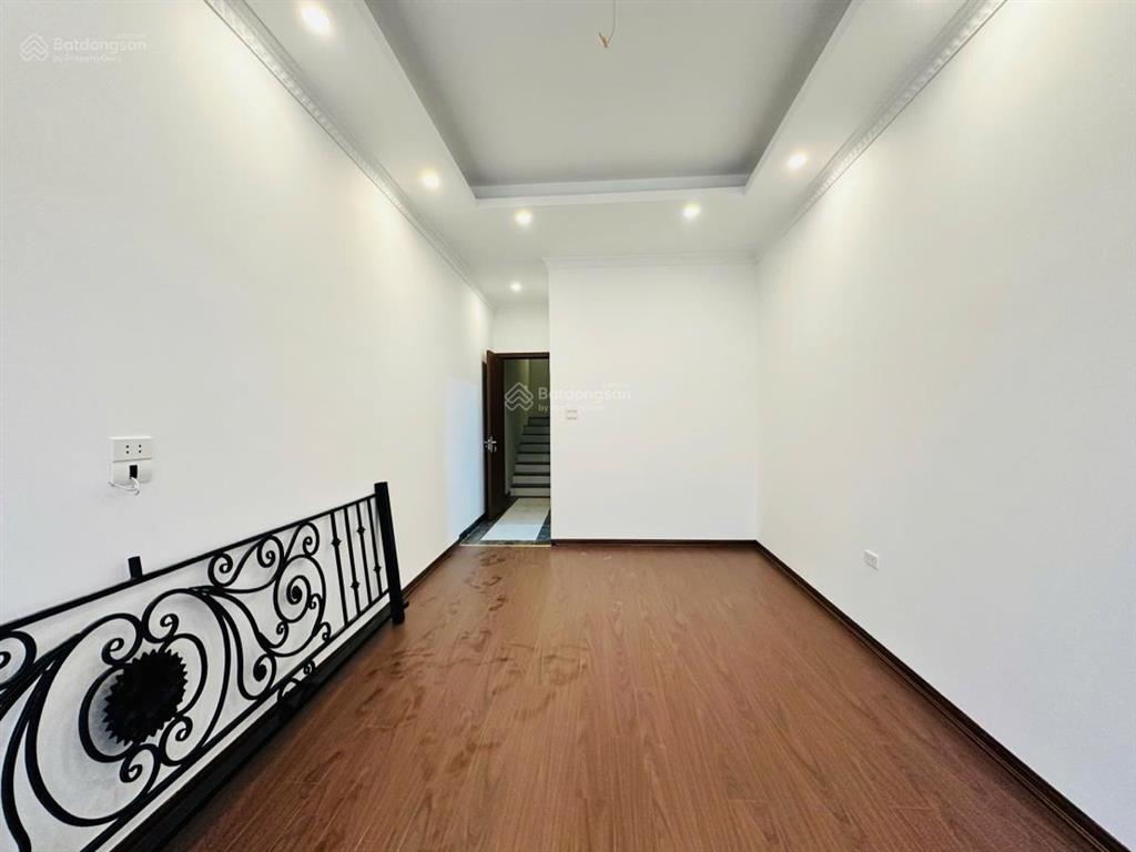 Bán nhà phố hào nam  đống đa 42m  5t  mt3.7m  10.6 tỷ . thang máy , full nội thất ở ngay