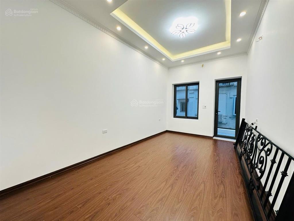 Bán nhà phố hào nam  đống đa 42m  5t  mt3.7m  10.6 tỷ . thang máy , full nội thất ở ngay