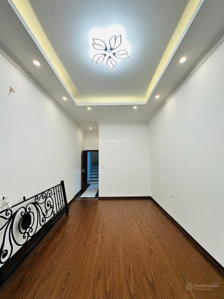 Bán nhà phố hào nam  đống đa 42m  5t  mt3.7m  10.6 tỷ . thang máy , full nội thất ở ngay