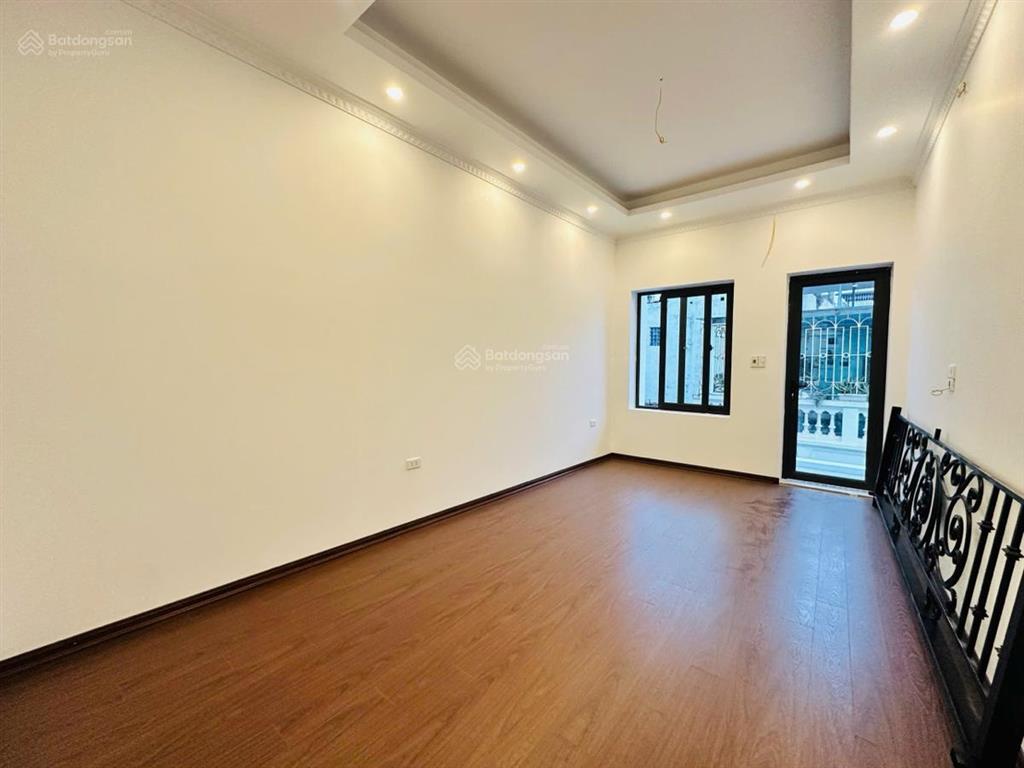 Bán nhà phố hào nam  đống đa 42m  5t  mt3.7m  10.6 tỷ . thang máy , full nội thất ở ngay