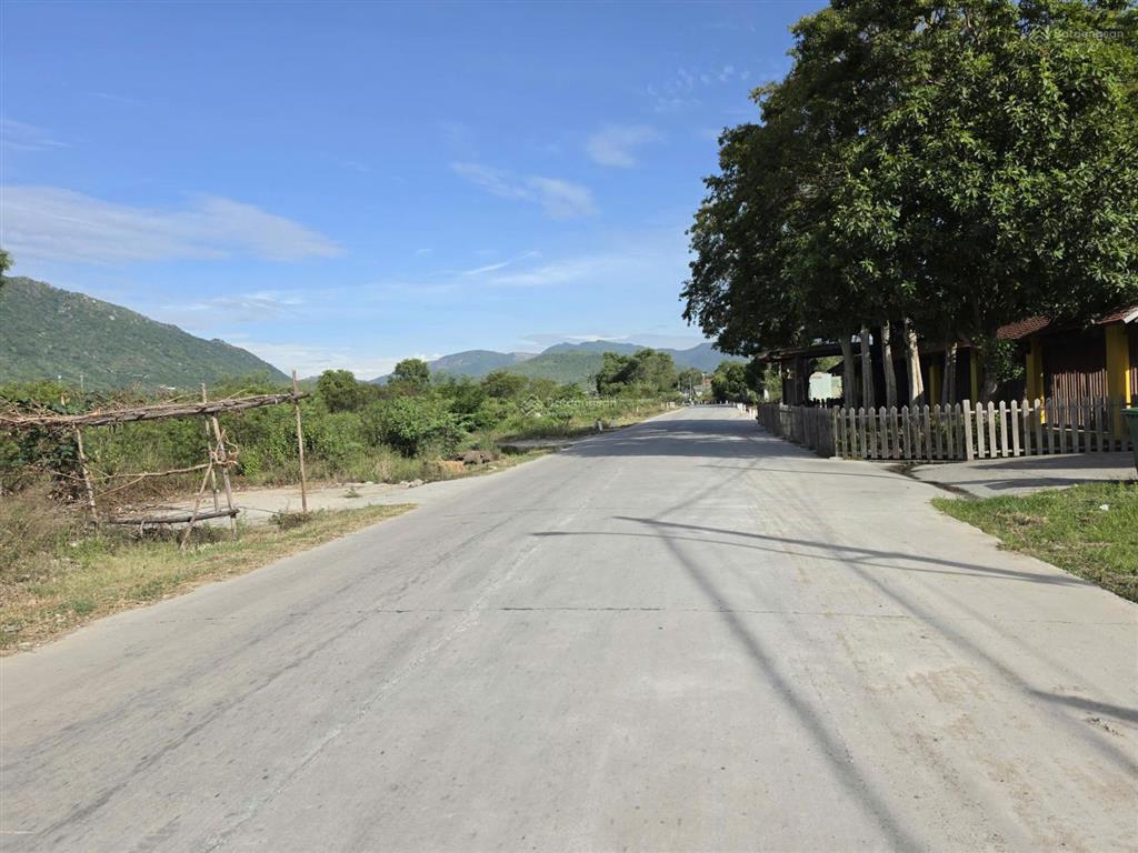 Mặt tiền thái khang ngang 9.2m, 2 mặt tiền trước sau, có thổ cư