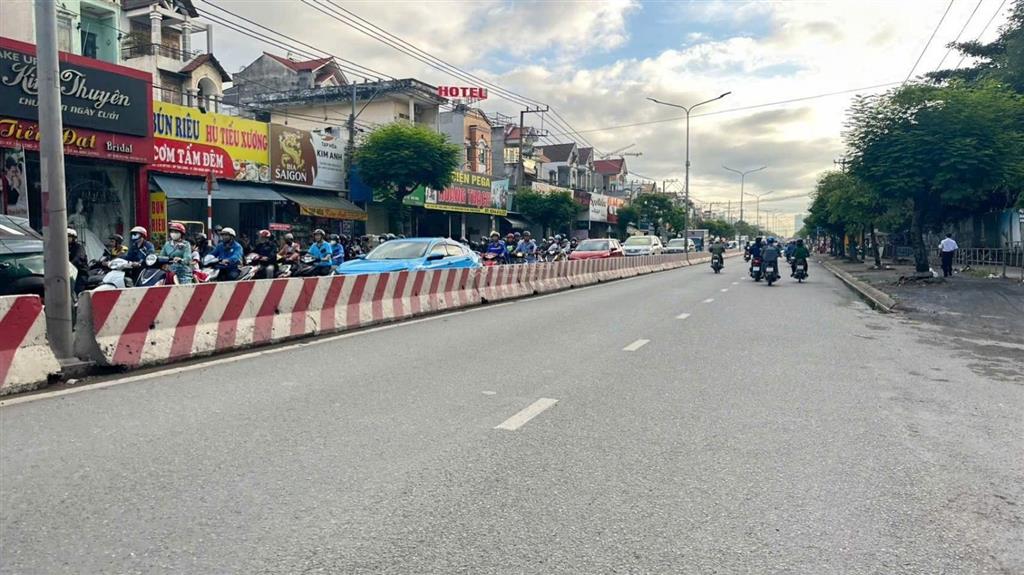 Gấp gấp vip chính chủ, có khách là chốt bán nhà 3 tầng, gần ngã tư, mặt tiền nhựa kinh doanh 15 tỷ