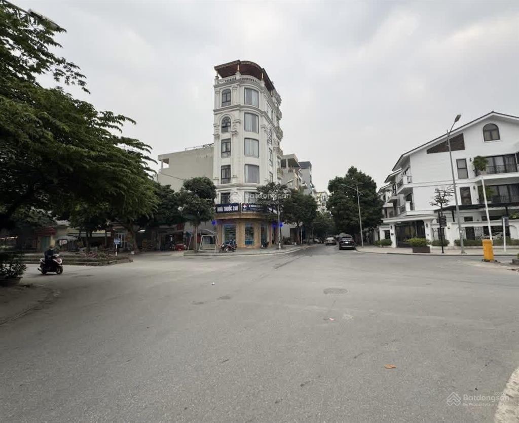 Bán nhà phân lô vỉa hè gara ô tô 5 tầng full nội thất, quy hoạch ổn định, vài bước ra vườn hoa.