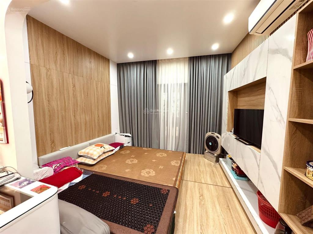 Bán nhà phân lô vỉa hè gara ô tô 5 tầng full nội thất, quy hoạch ổn định, vài bước ra vườn hoa.