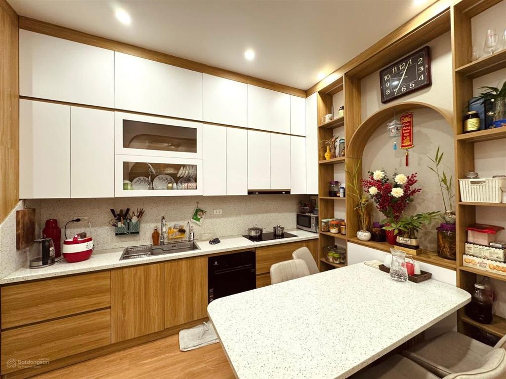Bán nhà phân lô vỉa hè gara ô tô 5 tầng full nội thất, quy hoạch ổn định, vài bước ra vườn hoa.