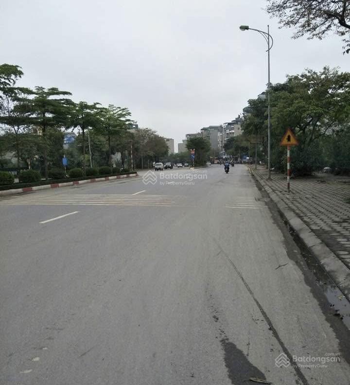 Bán nhà phân lô vỉa hè gara ô tô 5 tầng full nội thất, quy hoạch ổn định, vài bước ra vườn hoa.