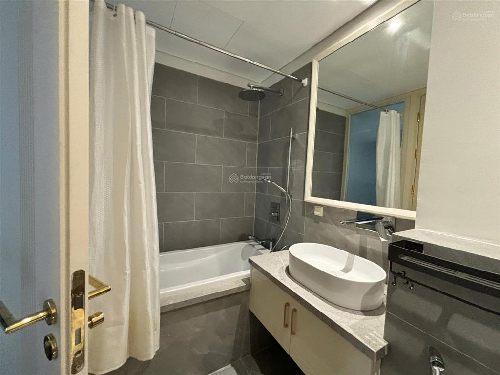 Cho thuê gấp căn hộ 3pn, 2wc, epic tower, 19 duy tân, 93m2, 38 triệu vnd