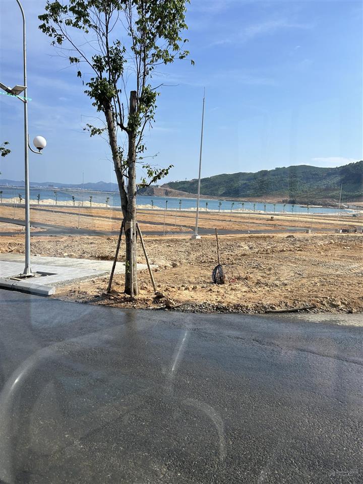 Bán căn liền kề đường sóng vịnh 10  21 , cạnh căn góc, sát biển, dự án vinhomes hải vân bay