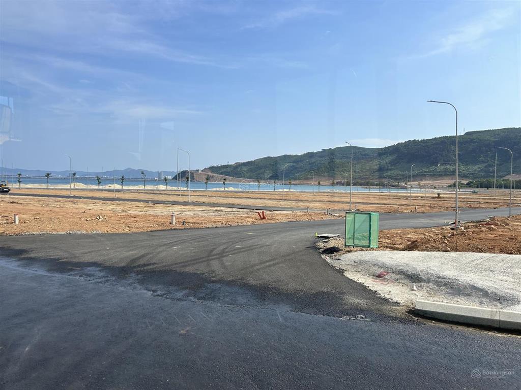 Bán căn liền kề đường sóng vịnh 10  21 , cạnh căn góc, sát biển, dự án vinhomes hải vân bay