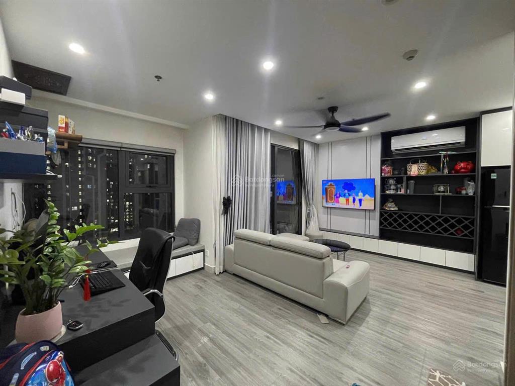 Cho thuê căn góc 2 ngủ + bể bơi, gym, khu vui chơi vinhomes smart city, tây mỗ 0985 609 ***