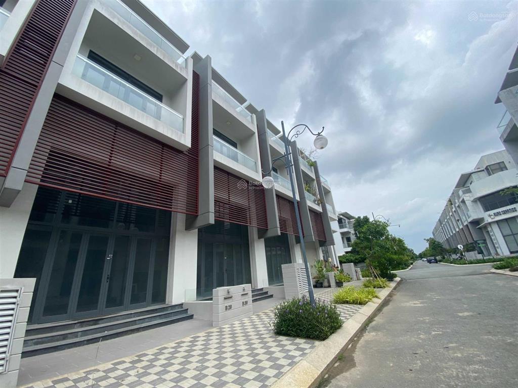 Bán nhanh nhà phố kinh doanh 100m2, giá 11.5 tỷ.  0939 968 ***