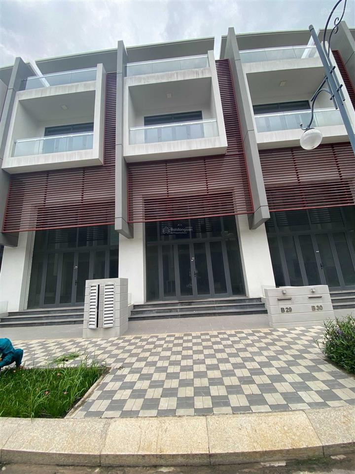 Bán nhanh nhà phố kinh doanh 100m2, giá 11.5 tỷ.  0939 968 ***