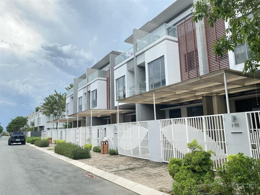 Nhà thô liền kề 120m2 giá 13,5 tỷ. sổ hồng sẵn.  0939 968 ***