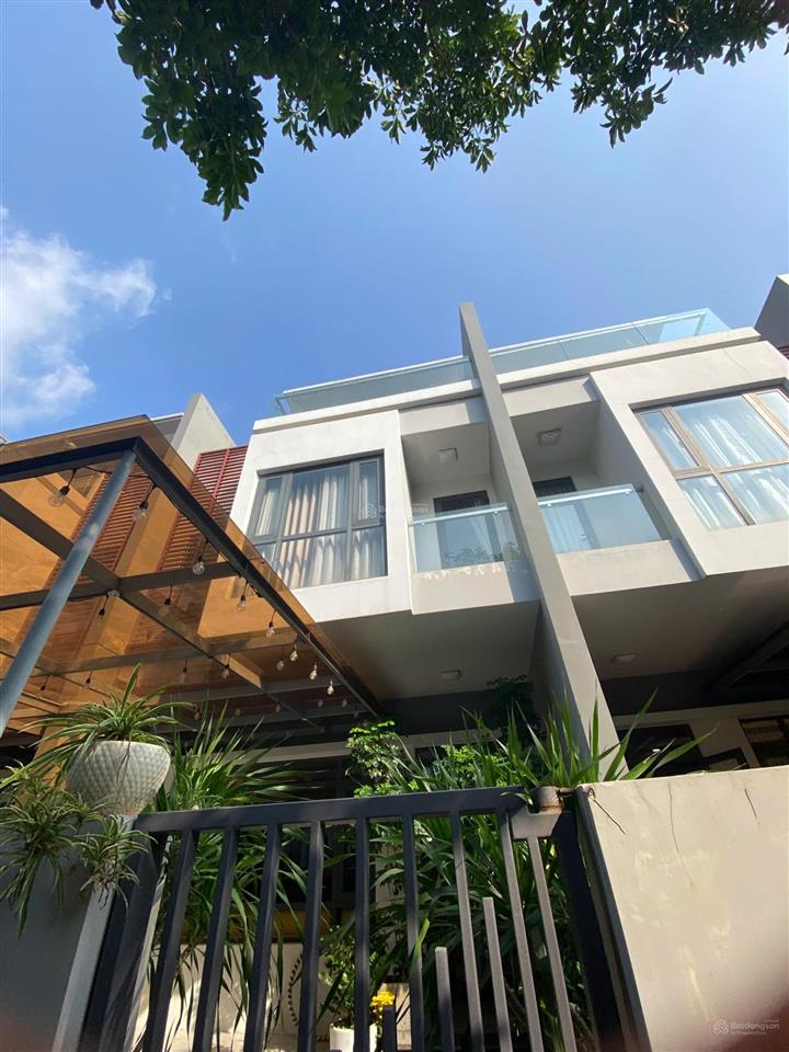 Nhà liền kề 120m2 giá 15.8 tỷ, nt tân cổ điển sang trọng. khu an ninh yên tĩnh.  0939 968 ***